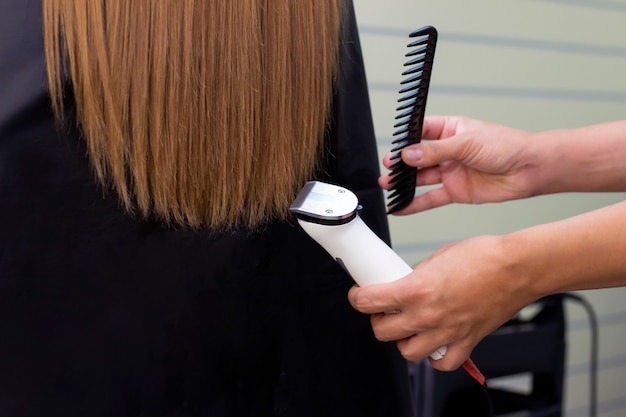 Friseur mit einer Haarmaschine