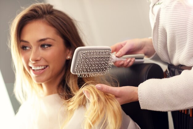 Friseur mit Haarbürste im Studio