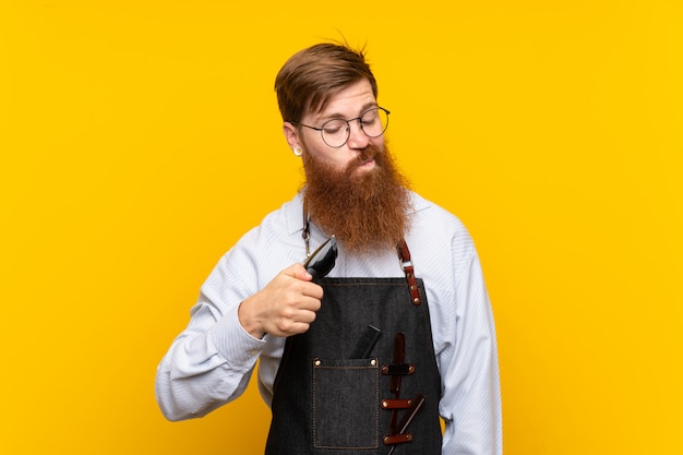 Friseur mit langem Bart in einer Schürze