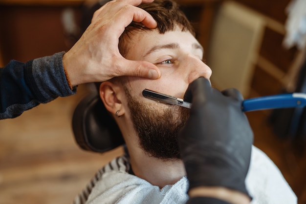 Friseur mit Rasiermesser, Bartschneiden der alten Schule