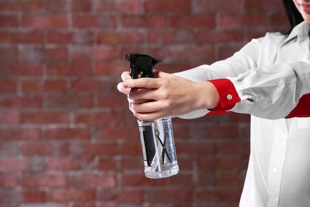 Friseur mit Sprühflasche