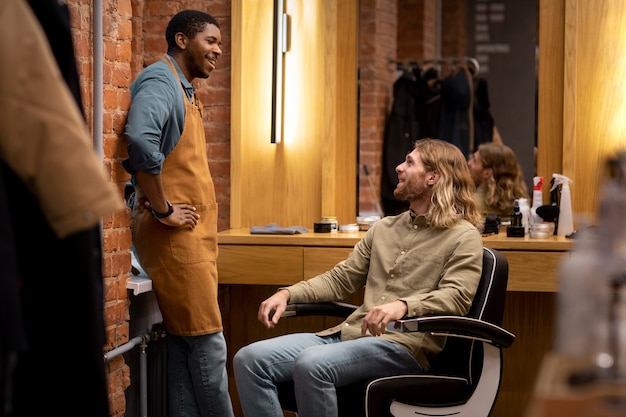 Foto friseur pflegt seinen kunden