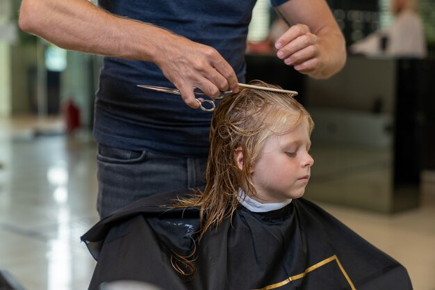 Friseur Scherenhaar des blonden fünfjährigen Jungen