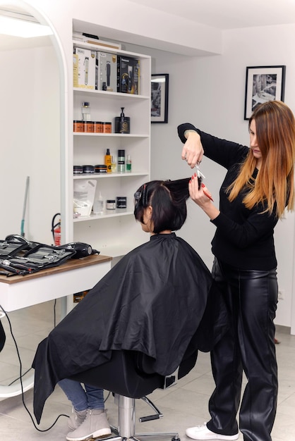 Friseur schneidet Frau im Salon zu. close-up.concept von Schönheit und Schönheitsbereich