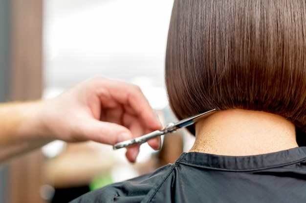 Friseur schneidet Haarspitzen