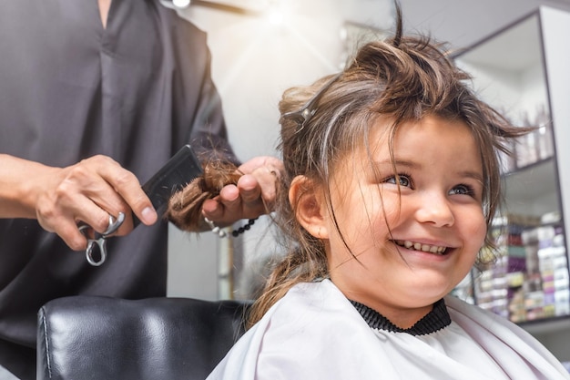 Friseur schneidet Kind