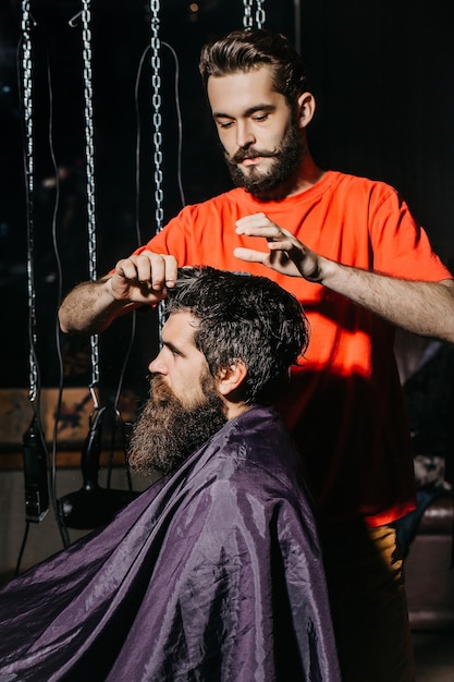 Friseur schneidet Mann Haare