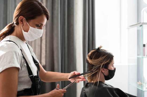 Friseur trägt Stoffmaske Seitenansicht