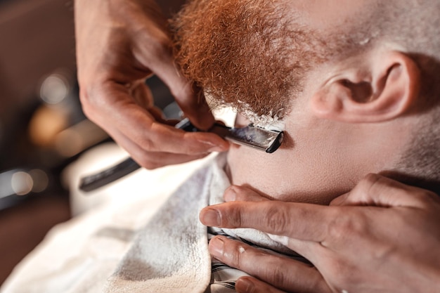 Foto friseur und bärtiger mann im friseursalon