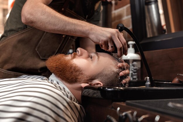 Friseur und bärtiger Mann im Friseursalon