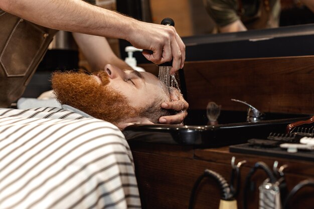 Friseur und bärtiger Mann im Friseursalon