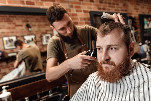 Friseur und bärtiger Mann im Friseursalon