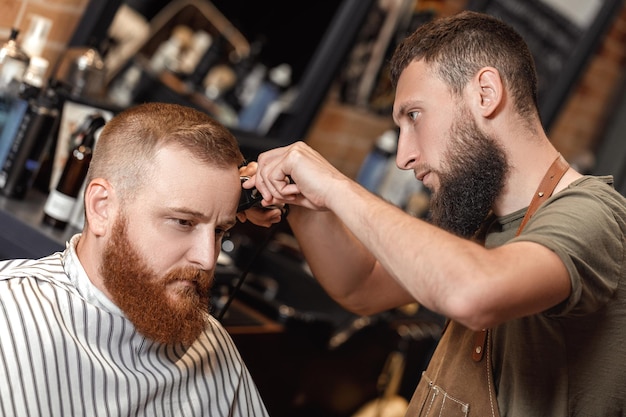 Friseur und bärtiger Mann im Friseursalon