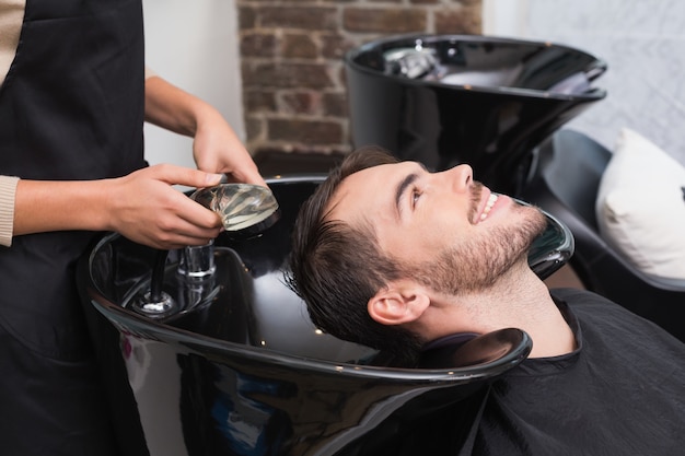 Friseur waschen Haare des Mannes