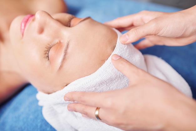 Friseur wischt Kunden Haare