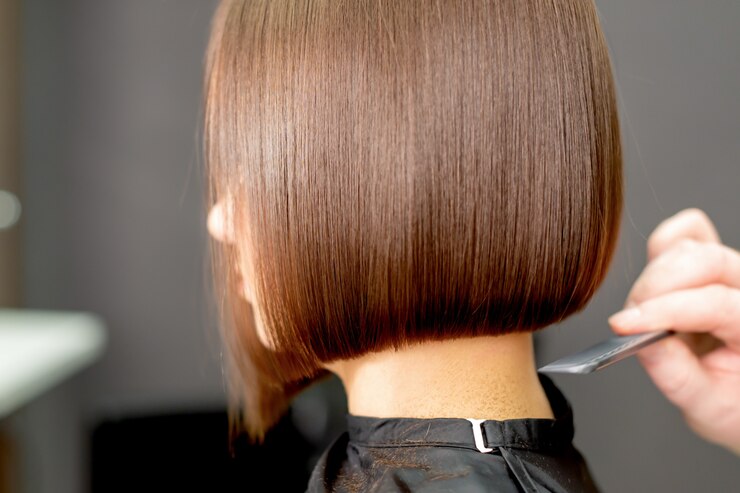 Foto friseurhand kämmt die haare der frau