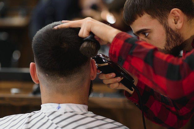 Friseurladen. Mann mit Frau im Friseurstuhl, Friseur Barbershop, der seine Haare stylt