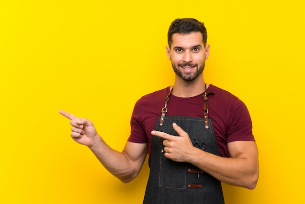 Friseurmann in einem Schutzblech Finger auf die Seite zeigend