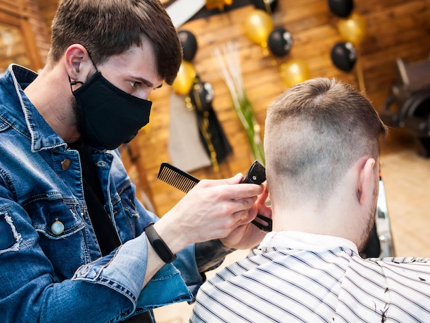 Friseurmeister schneidet einen Mann im Salon