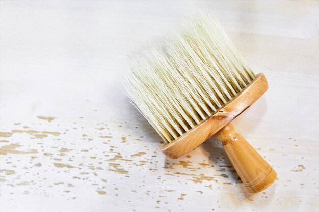 Friseurpinsel auf einem weißen Holztisch