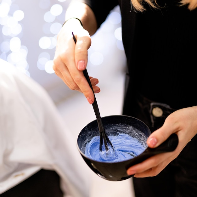 Friseursalon Behandlung Färben oder Bleichen des blonden Haares professioneller Haarservice