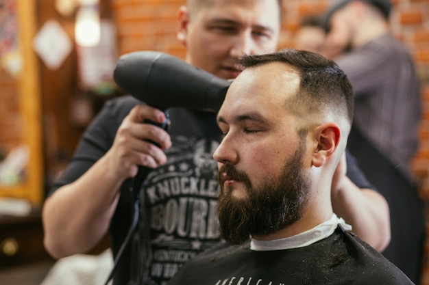 Friseursalon, ein Mann mit Bartschnitt Friseur.