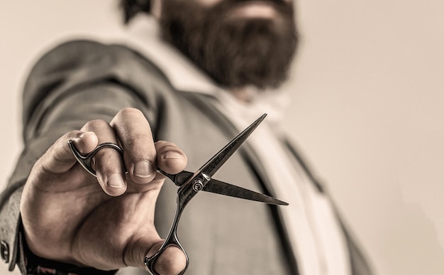 Friseurschere und Rasiermesser Friseuranzug Vintage Friseur rasieren Porträt bärtiger Mann