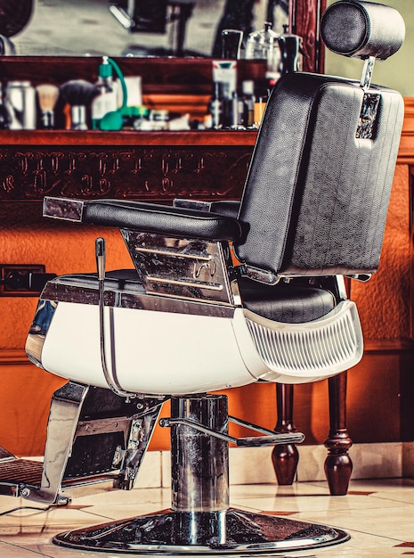 Friseurstuhl, Friseurstuhl, moderner Friseur- und Friseursalon für Männer, stilvoller Vintage-Friseurstuhl