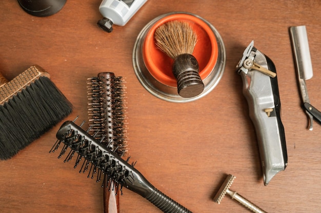 Foto friseurwerkzeuge von oben auf dem regal im friseursalon hochwertige fotografie