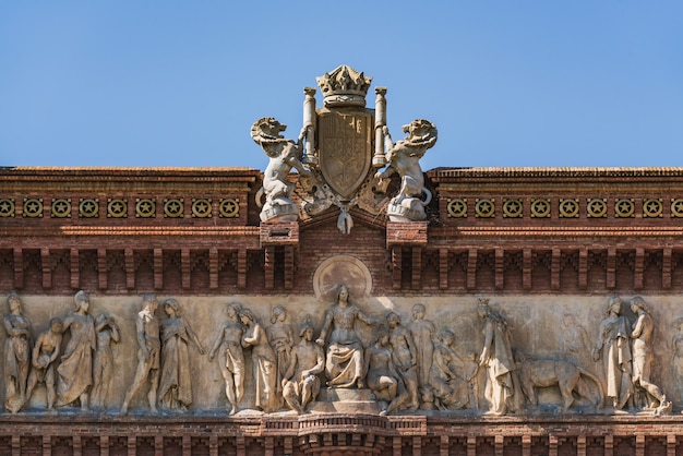Foto friso y escudo del arco de triunfo de barcelona