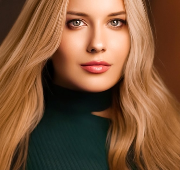 Frisur Schönheit und Haarpflege schöne Frau mit blonden Modell des langen gesunden Haares, das natürliches Make-upzauberporträt für Friseursalon und Haarpflege trägt