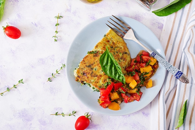 Fritada com abobrinha, queijo, manjericão e salsa de tomate. Café da manhã útil. Omelete italiana.