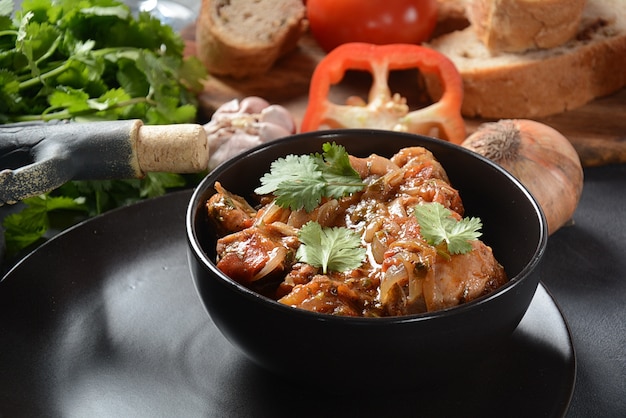 Fritada com ovos, cogumelos e tomate cereja