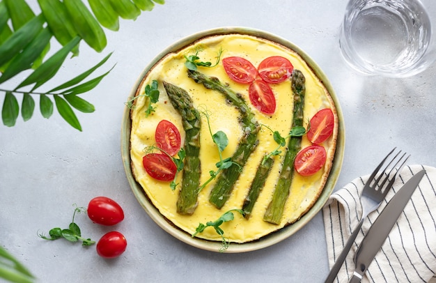 fritada italiana com espargos, tomates e microgreens de ervilha verde pequeno-almoço saudável