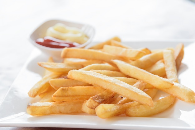 Fritadas em uma tigela em um fundo de madeira