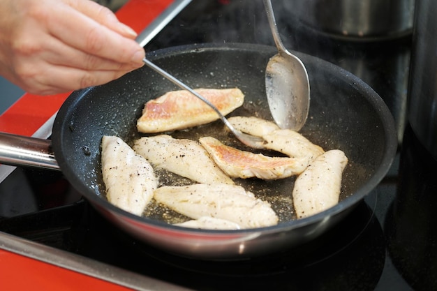 Fritando filés de peixe salmonete