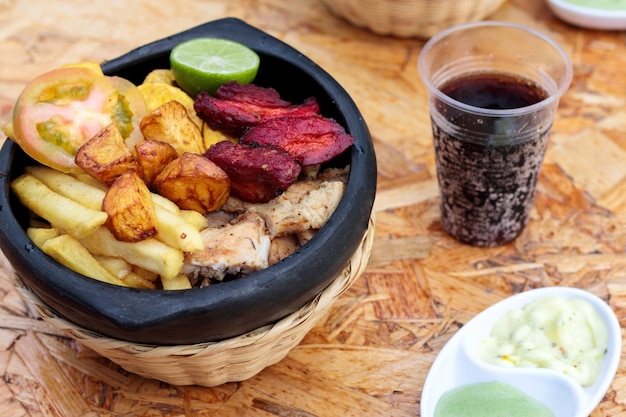 Fritanga ou picada, comida tradicional colombiana.