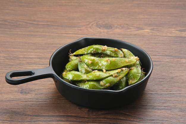 Fritar Edamame com alho e pimenta em pó