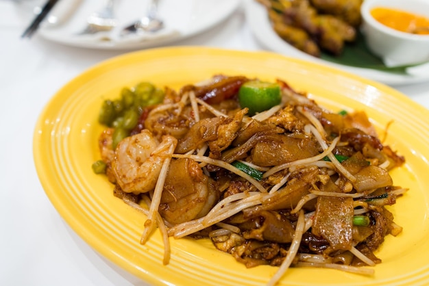 Fritar el fideos plano con camarones