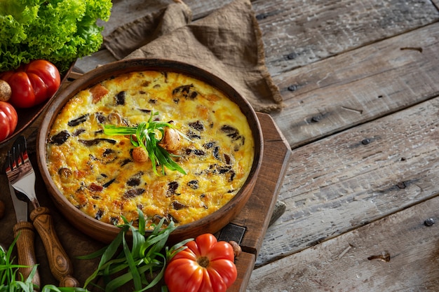 Foto fritata o quiche con champiñones agáricos y queso para hornear