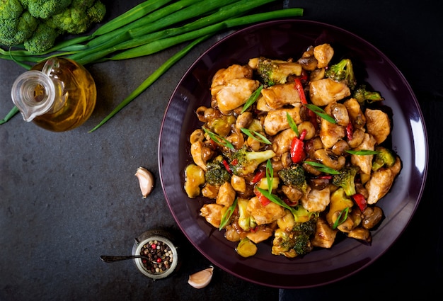 Frite com frango, cogumelos, brócolis e pimentão - comida chinesa. vista do topo