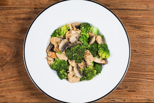Frite com frango, cogumelos e brócolis baixo teor de carboidratos receitas de alta proteína.