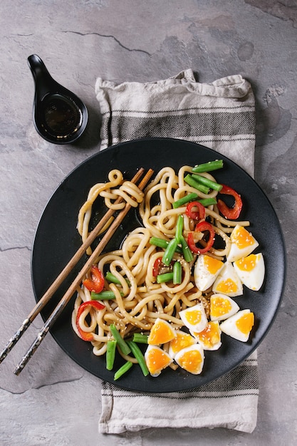 Frite o macarrão udon