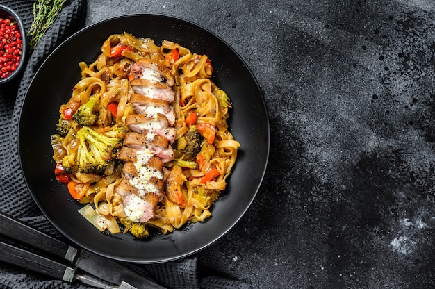 Frite o macarrão wok com peito de pato grelhado