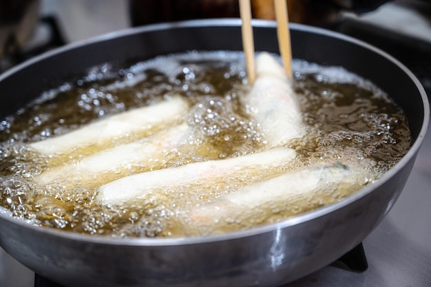 Frite os rolinhos primavera