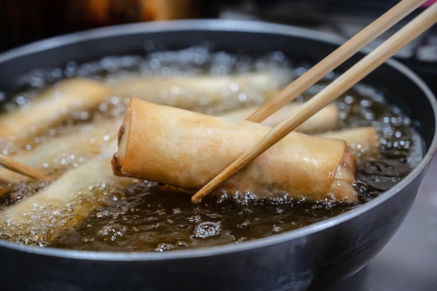 Frite os rolinhos primavera