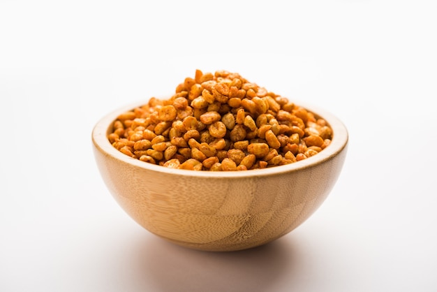 Frito e apimentado Chana Dal Masala é uma receita popular de Chakna. servido em uma tigela. foco seletivo