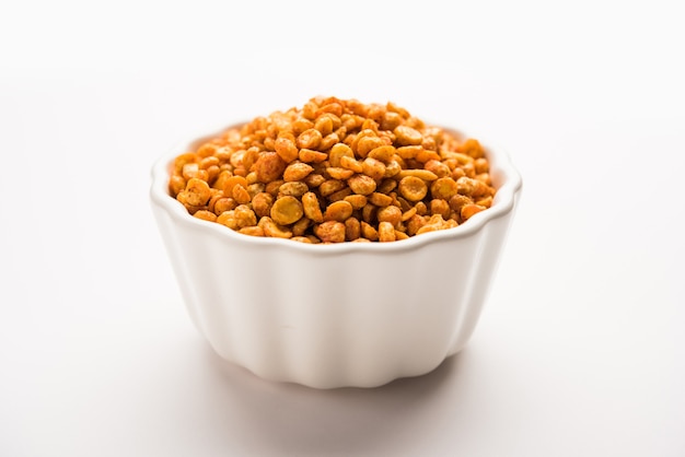 Frito e apimentado chana dal masala é uma receita popular de chakna. servido em uma tigela. foco seletivo