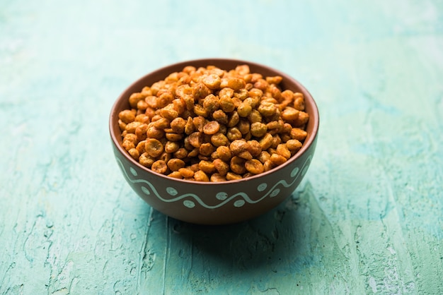 Frito e apimentado Chana Dal Masala é uma receita popular de Chakna. servido em uma tigela. foco seletivo