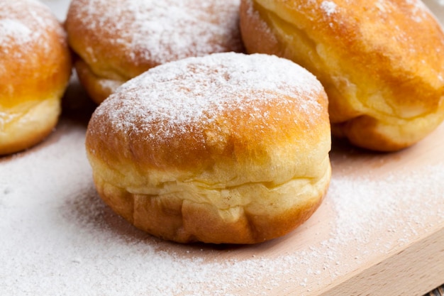 Frito em óleo donuts de Berlim com recheio de sobremesa de deliciosos e doces donuts com recheio